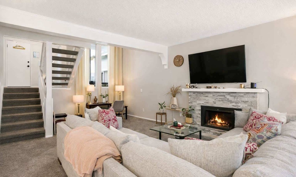 Lenexa House | 2BRCharmer Lenexa Sleeps 5 Pool Tennis FIFA FANS!