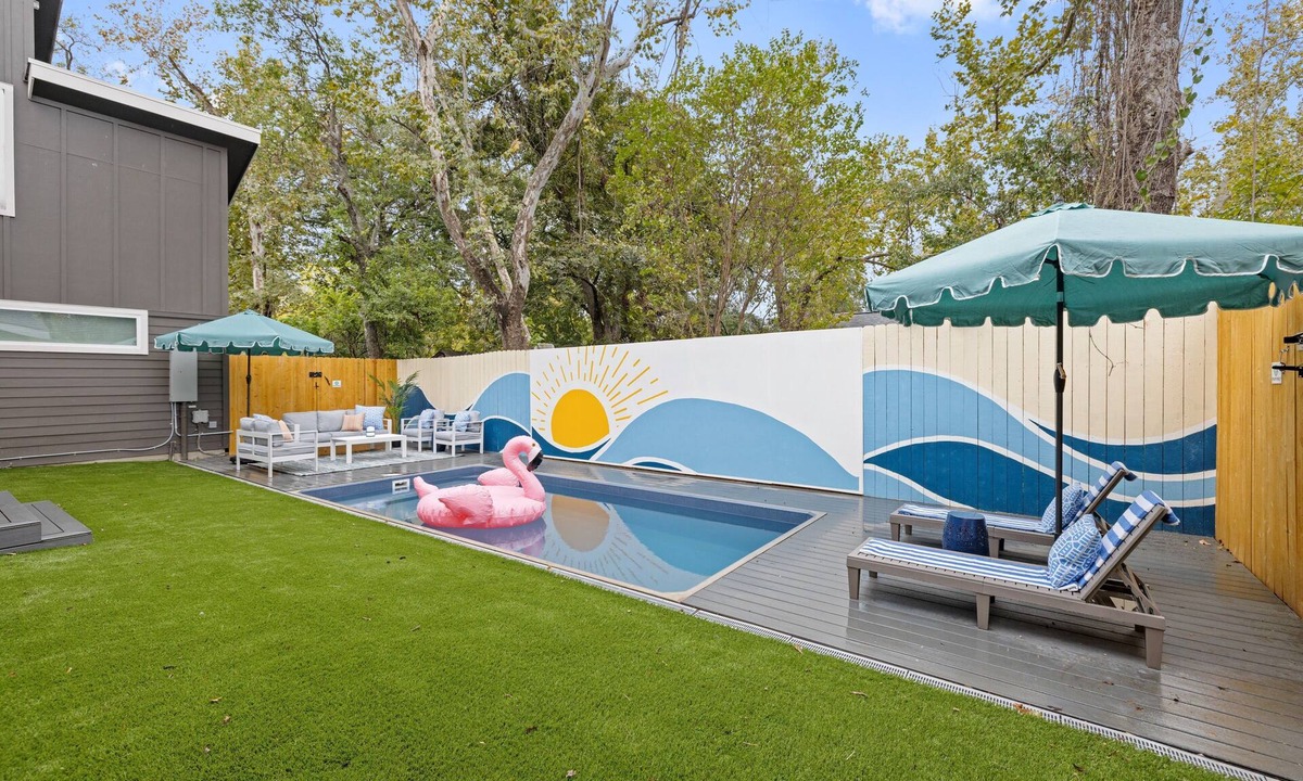 East MLK House | 2Home 9BR - 2 Heated Pools, Fire Pit + Epic Murals