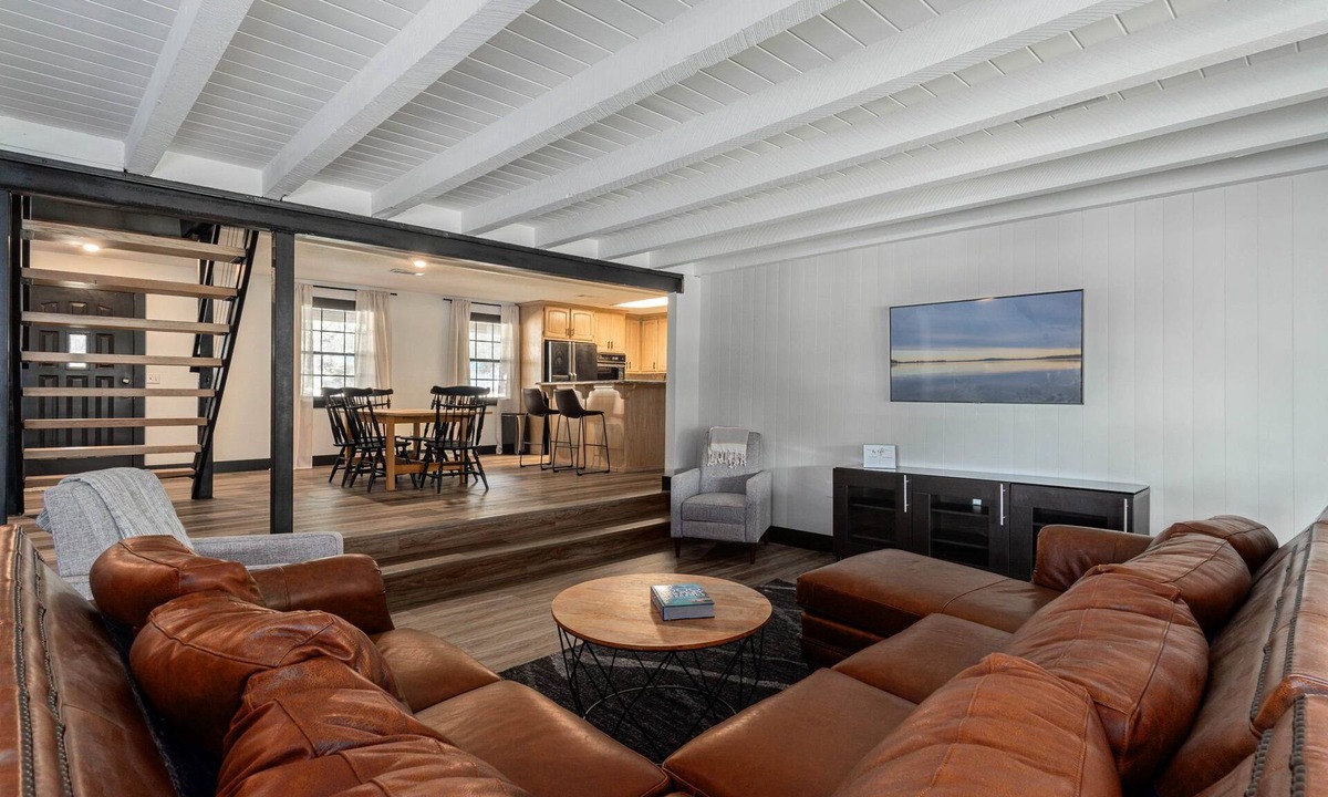 Mead House | 2Kings 2Doubles - Boat Dock in Cozy Cove PetsAsk