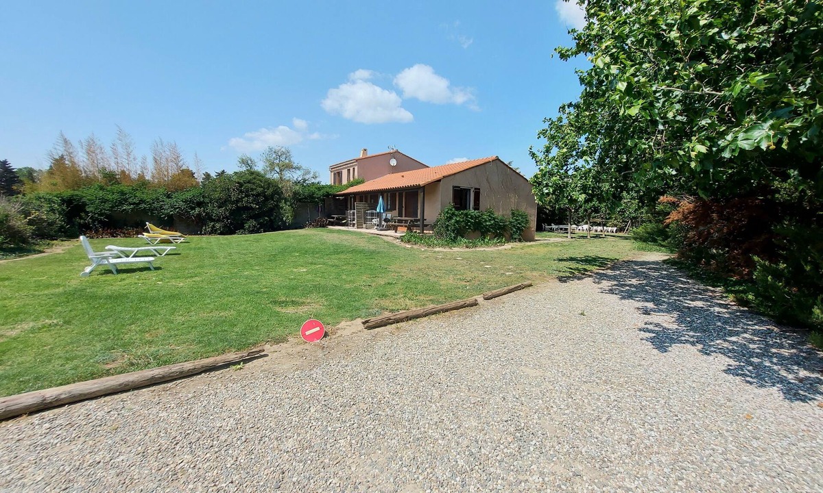 Elne Apartment | 2km mer 2ch trés grand jardin campagne wifi parking 4 pers sur demande animaux