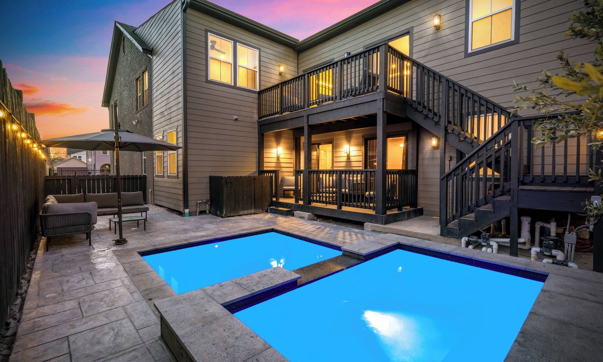 South Central Houston House | 2Linkd Suites 9BR Ensuite Slps21 Pool&Spa Gated