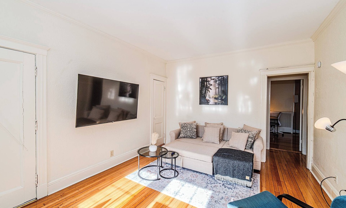 North Brookline Apartment | 2min->Coolidge&GreenT/King Bed/Full Kitchen/Arcade