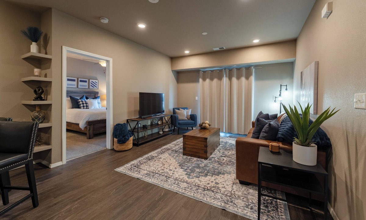Springfield Apartment | 2nd Floor Apt + Amenities - South Springfield
