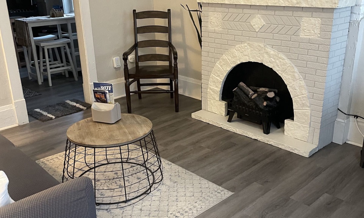 Downtown Buffalo Apartment | 2nd. Floor Cozy Buffalo Medical Corridor Apartment. Parking