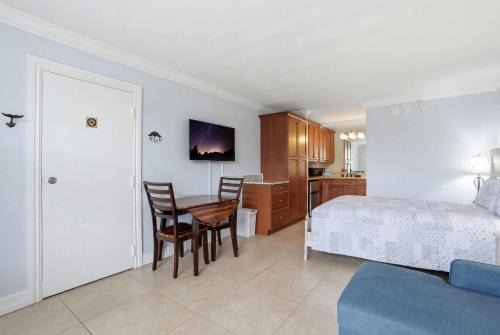 Moorings Apartment | 2nd Floor Efficiency - Close to Beach and Downtown