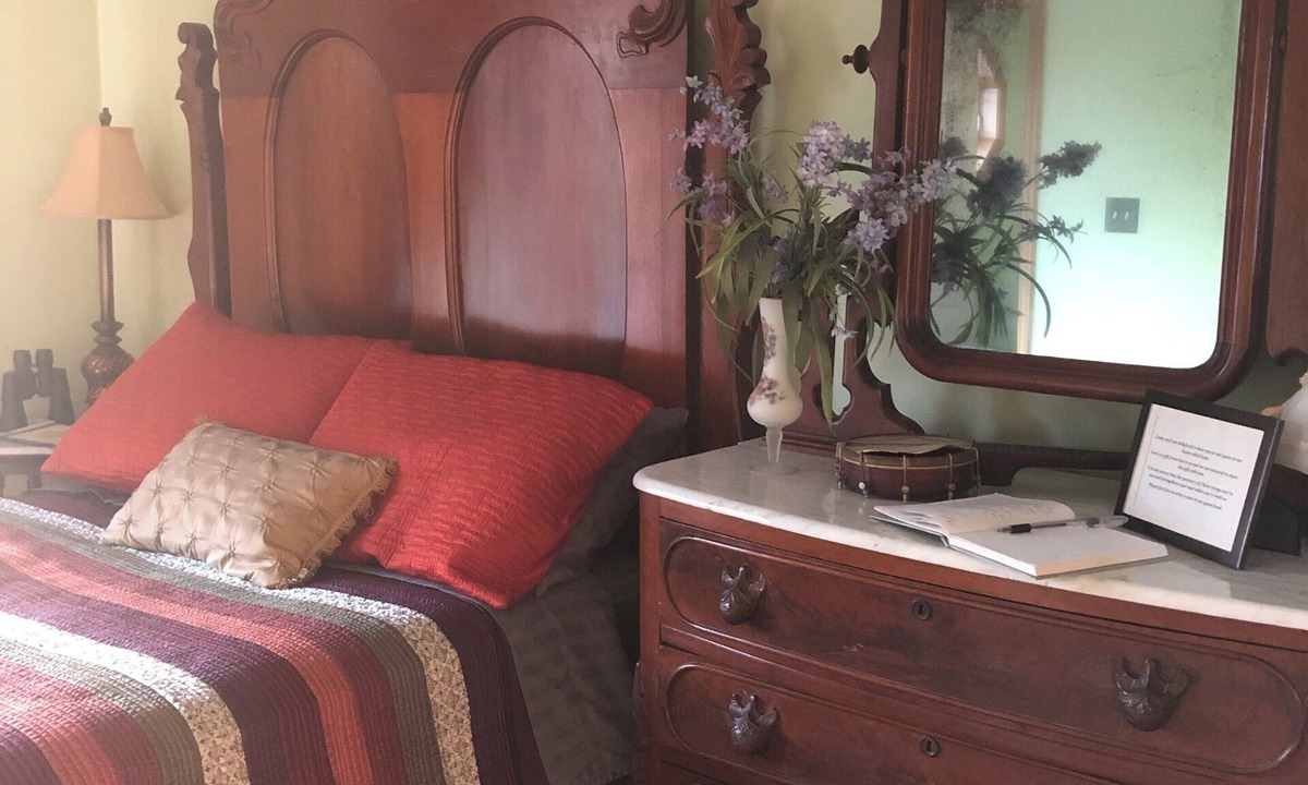 Milford Bed & Breakfast | 2nd-floor guestroom with attached bath