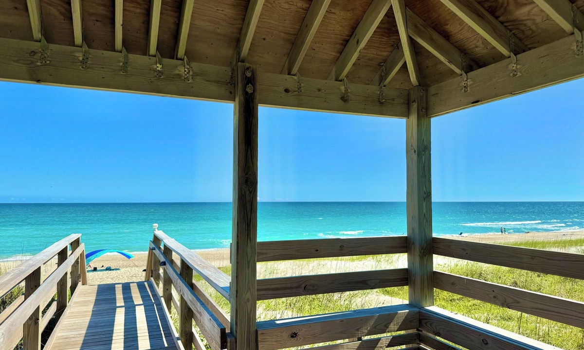 Atlantic Beach Condo | 2nd Floor Ocean View Condo Private Beach Access Pool Kitchen Pet-Friendly