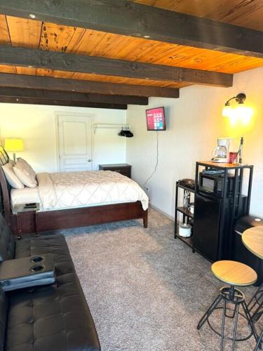 Gold Beach Hotel | 2nd Floor Studio