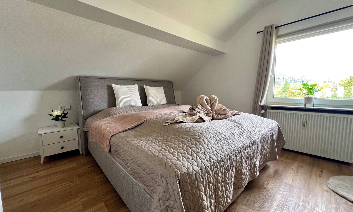 Freudenberg Apartment | 2nd room attic apartment with castle view & king-size bed