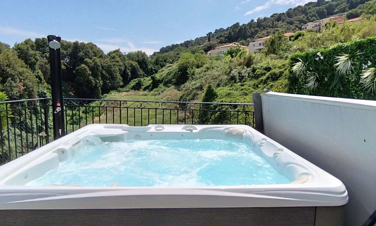 Montaleigne Apartment | 2p with private jacuzzi in lower villa surrounded by greenery, near Nice