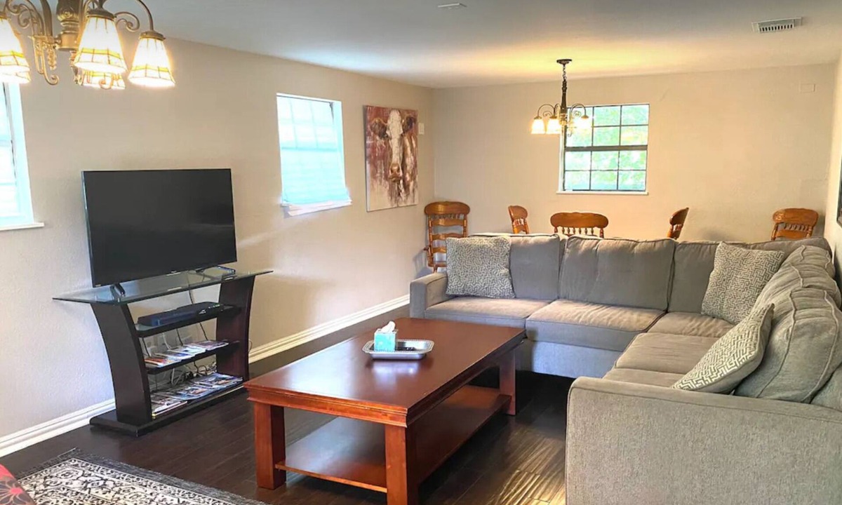 Uptown House | 3/1 + Office/Lg Yard, Short Term Leases