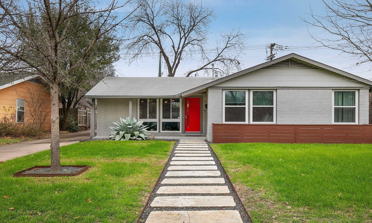 University Hills and Windsor Park House | 3/2 10 min Downtown Near Restaurants, Pet-Friendly