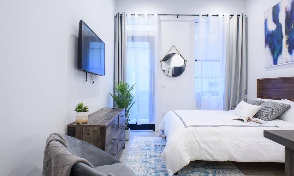 Ukrainian Village Apartment | 3-2 Prime East Village Private outdoor!