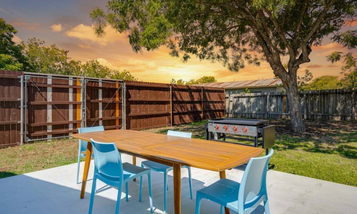 Blanco House | 3/2, Private hot tub, fireplace, firepit