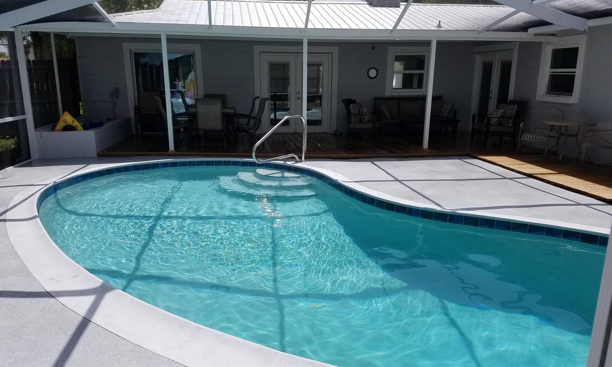 Crystal Shores House | 3/2 Waterfront Oasis w/Heated Pool & Tiki Bar-Kayaks-close to springs.