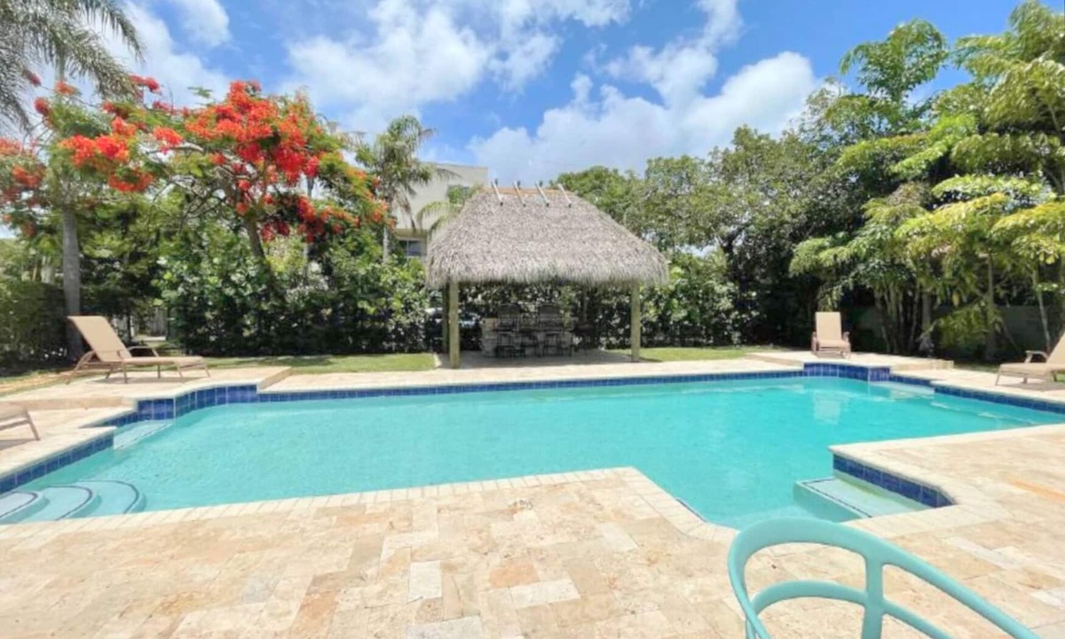 Royal Poinciana House | 3/3 Duplex for 6+Shared Heated Pool, Tiki Bar BBQ