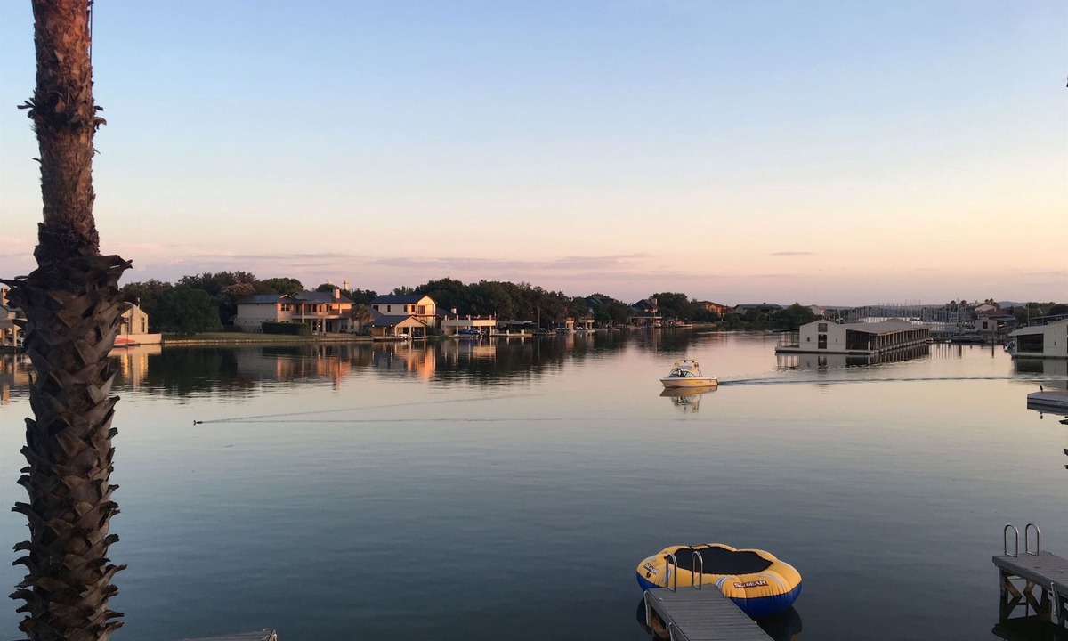 Horseshoe Bay House | 3/3 | Lakefront | Boatslip | King | Fast WiFi | Kayaks