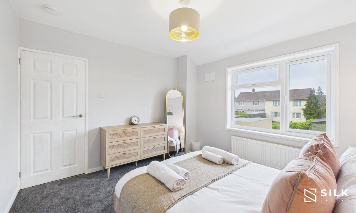 Gosport Apartment | 3-4 BR house | Home from home | front+rear parking