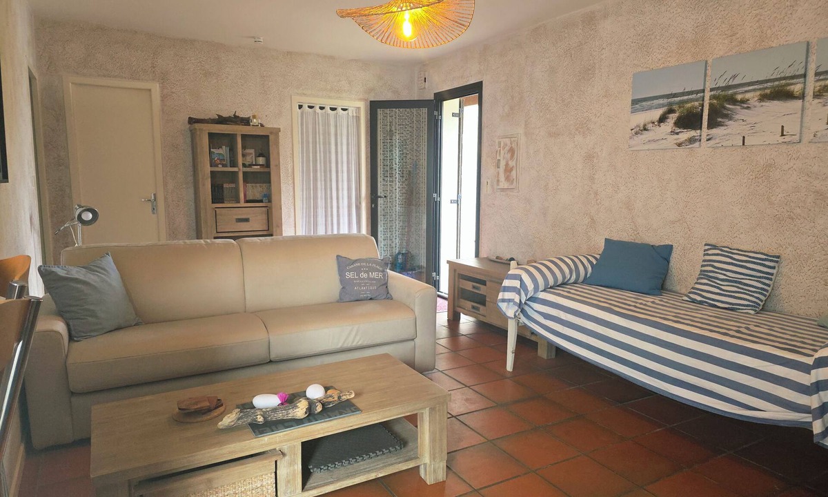 Saint-Julien-en-Born Apartment | 3-4 pers ground floor apartment 850 m from Contis beach