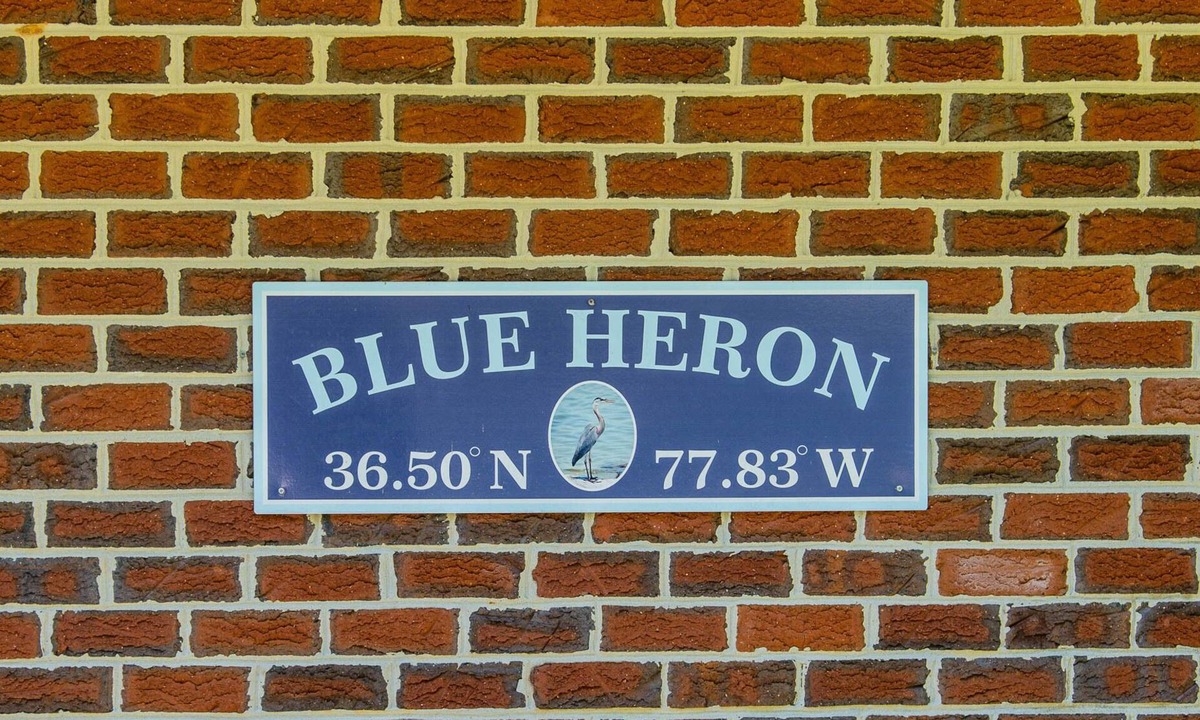 Henrico House | 3,500 sq ft MAIN LAKE - deep water, boat house, hot tub & beach!