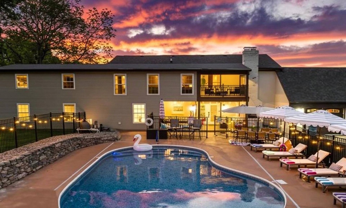 Buckner House | 3.7 Acre Estate w/Heated Pool, 5 Kings-2 Game Rms