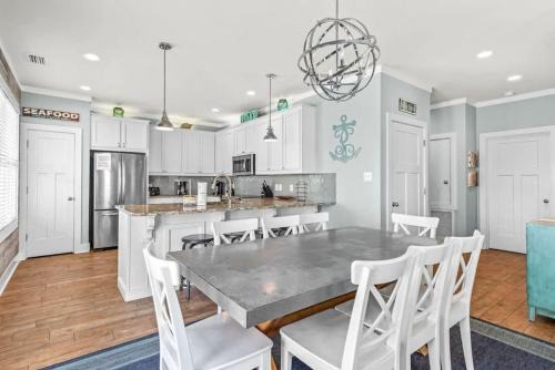 Morgantown House | 3,700 Snowbird Special with Hot Tub and Golf Cart
