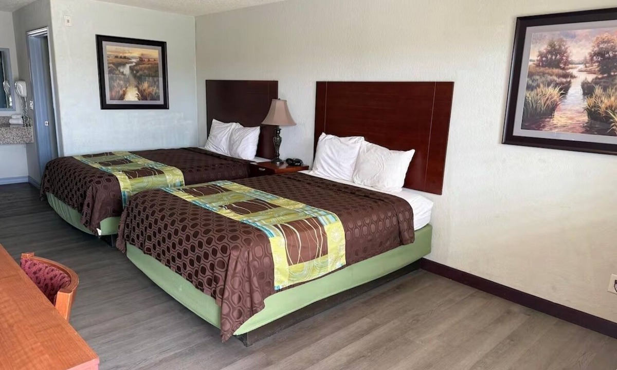 Pearsall Hotel | 3 Accommodations with Free Parking | Enjoy Family Trips Near Oaks Theatre