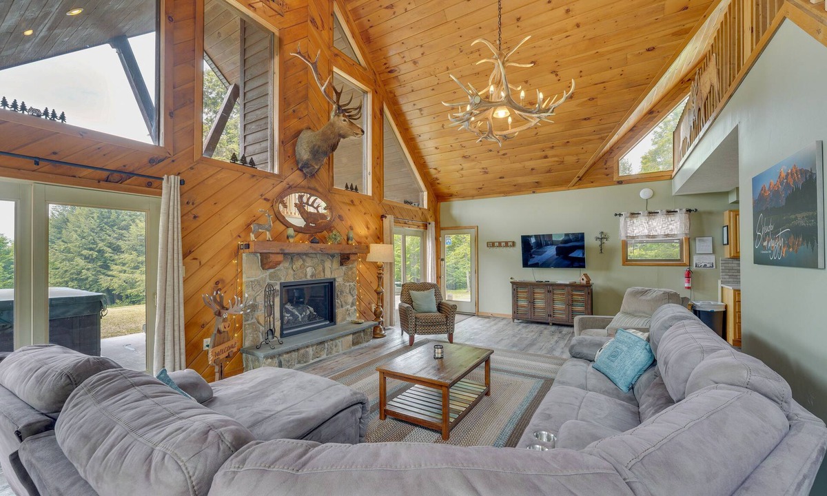 Benezette Cabin | 3-Acre Benezette Cabin: Hot Tub, Grill & Mtn View