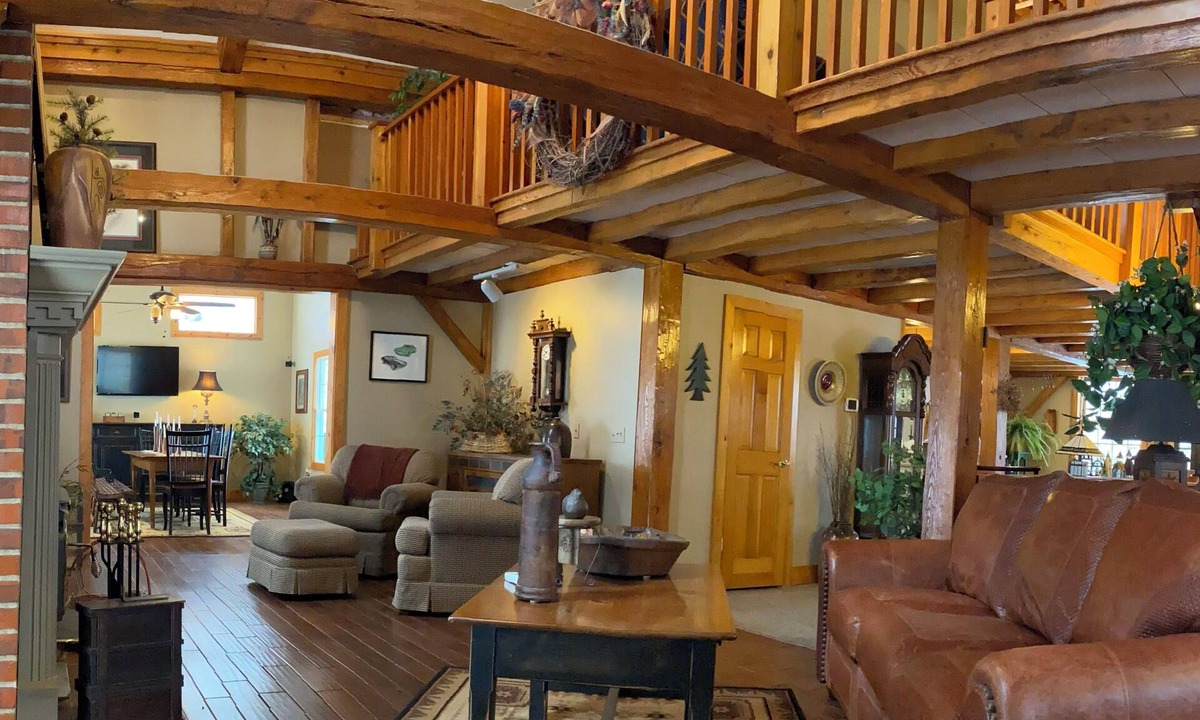Glencoe House | 3+ acres, fast wi-fi, garage parking, Koi pond