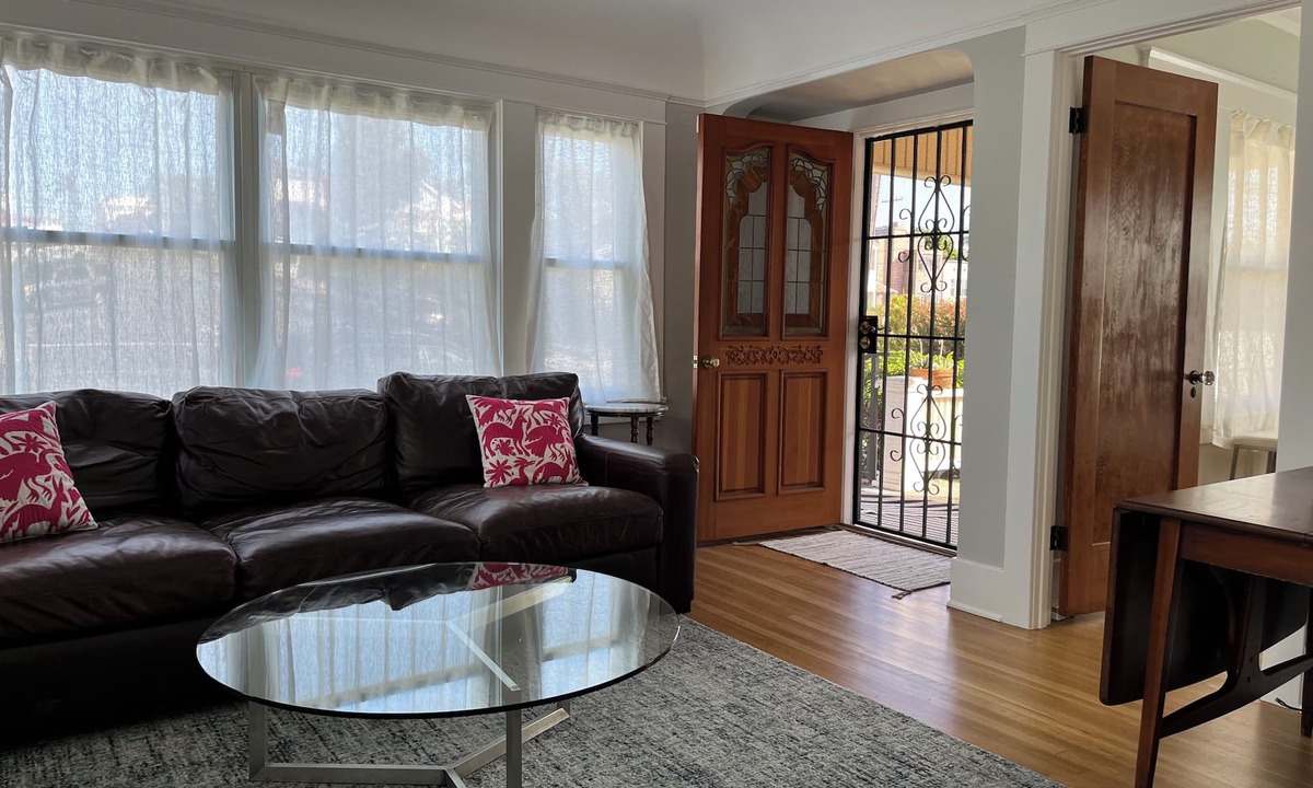 University Heights House | 3 BD CANYON COTTAGE, KEY LOCATION, BLOCKS FROM PRIDE PARADEn