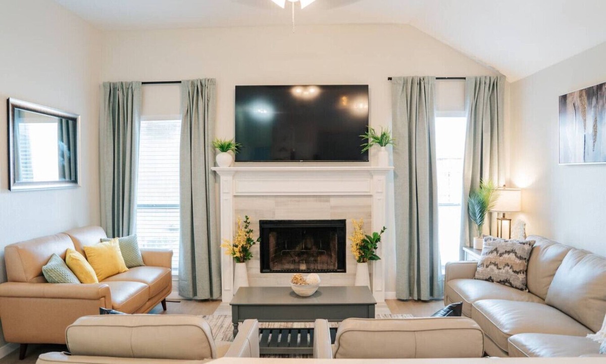 Lancaster House | 3-Bd Home | Mins to Dwntwn DTX | 8 Guests | Garage