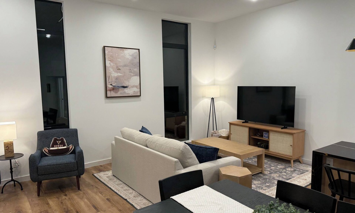 Fort Worth House | 3-bd townhome w/rooftop patio-Dickies-TCU-Downtown-Magnolia