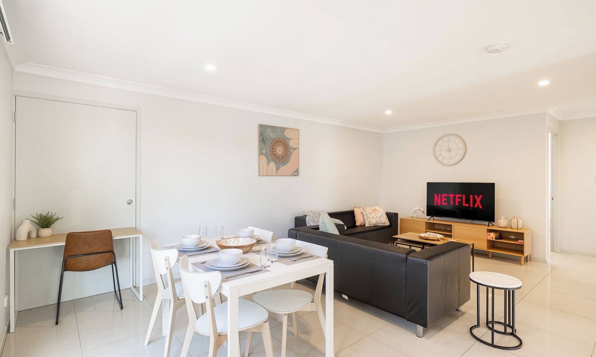 Rocklea Apartment | 3 Bdr Apt! Spotless! Garage Parking! 219D3