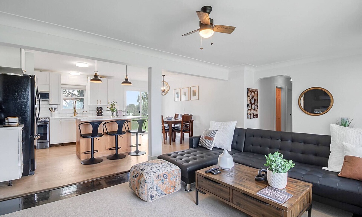 Pointe aux Roches House | 3 bdr cottage w/pool & hot tub-close to marina & golf course