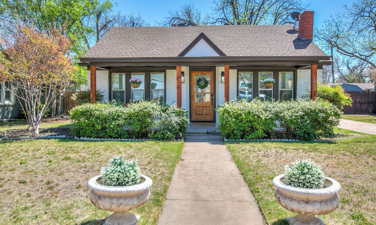 San Angelo House | 3 BDRM/2 BA With 1 BDRM 1 BA Casita in back.