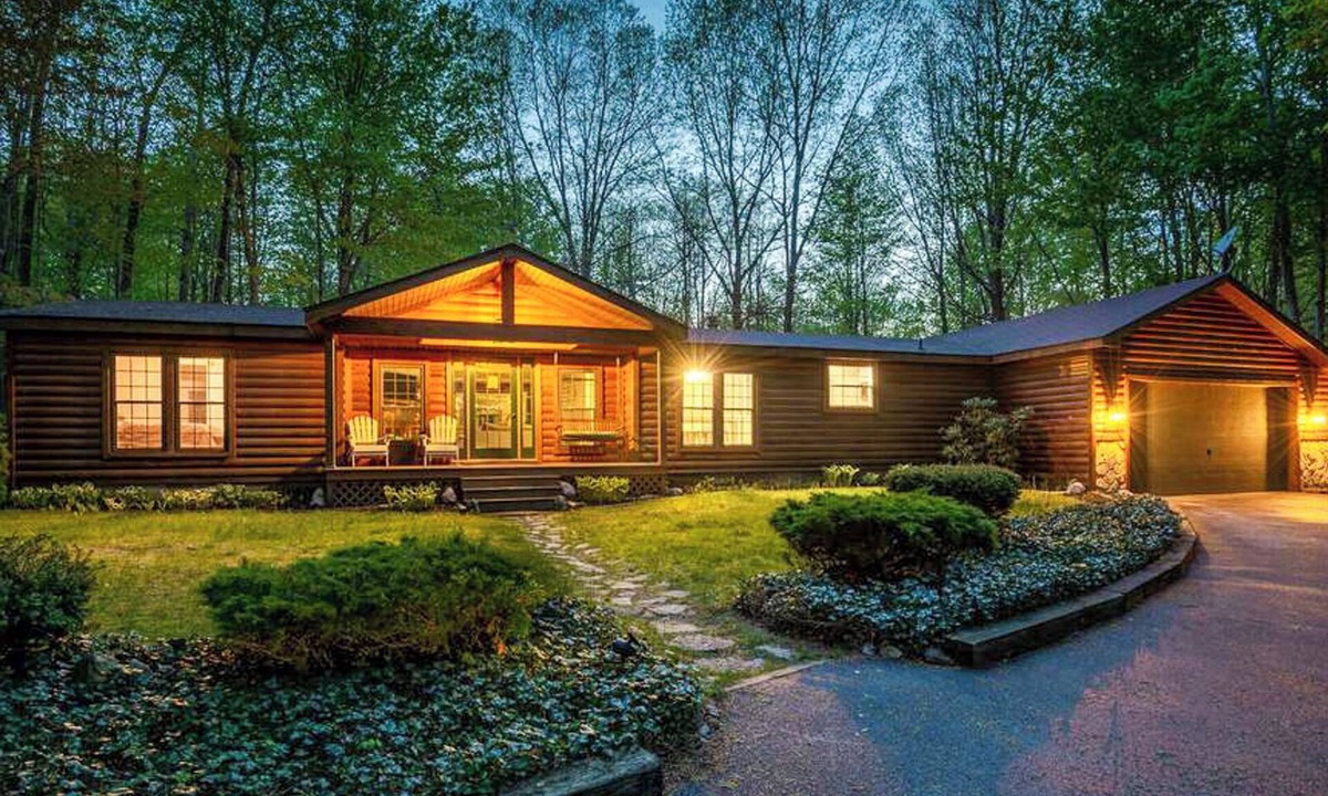 Fennville Cottage | 3 bdrm-near beach, hot tub/sauna, game rm,fire pit