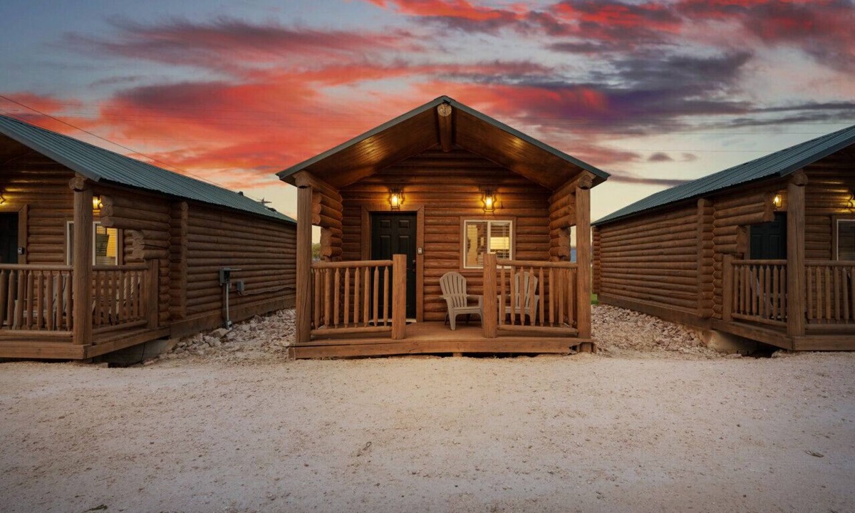 St. Charles Cabin | #3 Bear Lake cabin, Newly Remodeled! AC! New Beds! Sleeps 4