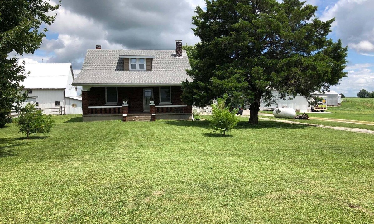 Renault Other | 3 Bed, 1 Bath, 1.5 Story FARMHOUSE - 1/2 way between Columbia & Waterloo - V
