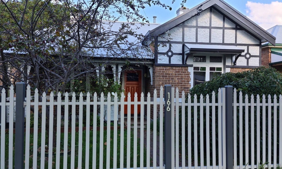 Orange House | 3 bed 2 bath central cottage