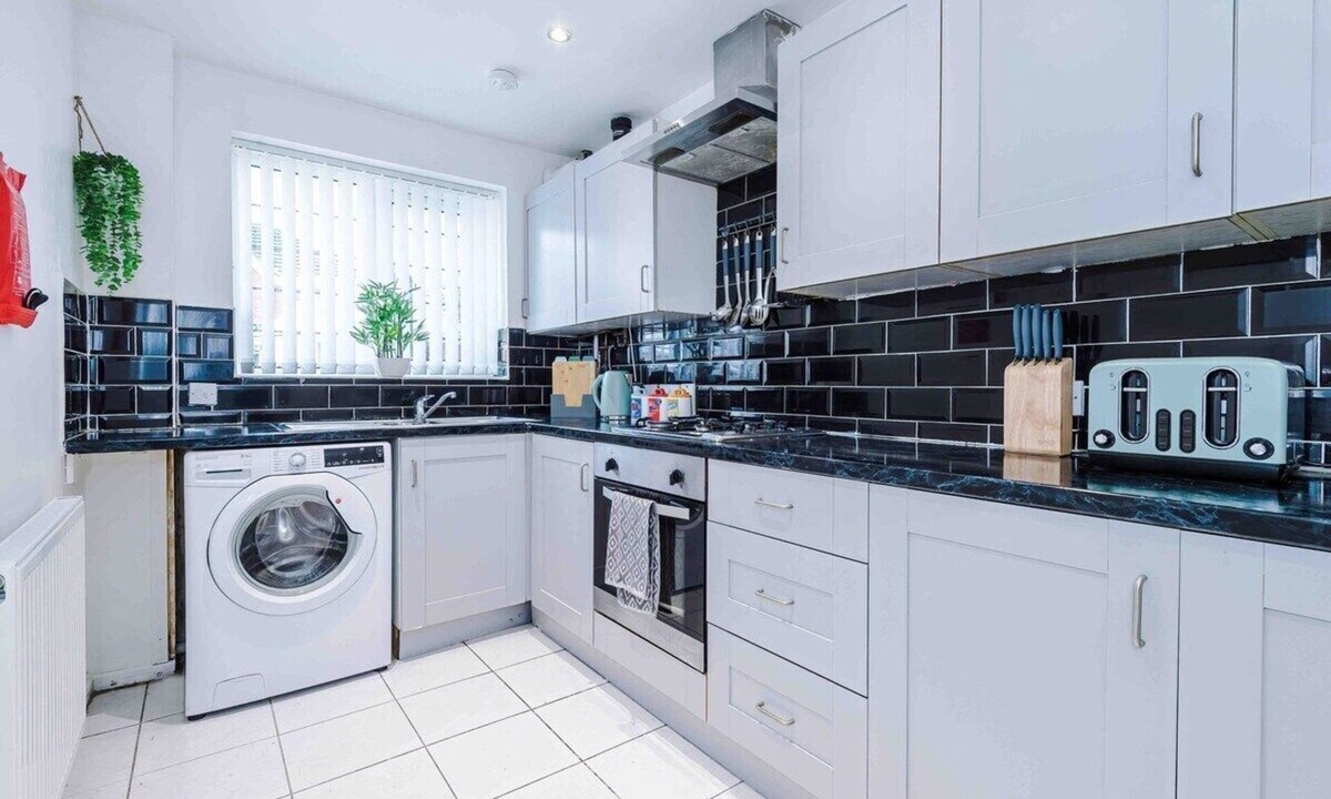 Tipton House | 3 Bed+2 Bath | Contractors + Groups |Free Parking!