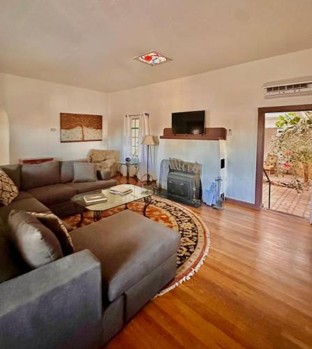 Las Cruces House | 3 bed 2 bath Hacienda near Downtown and NMSU.