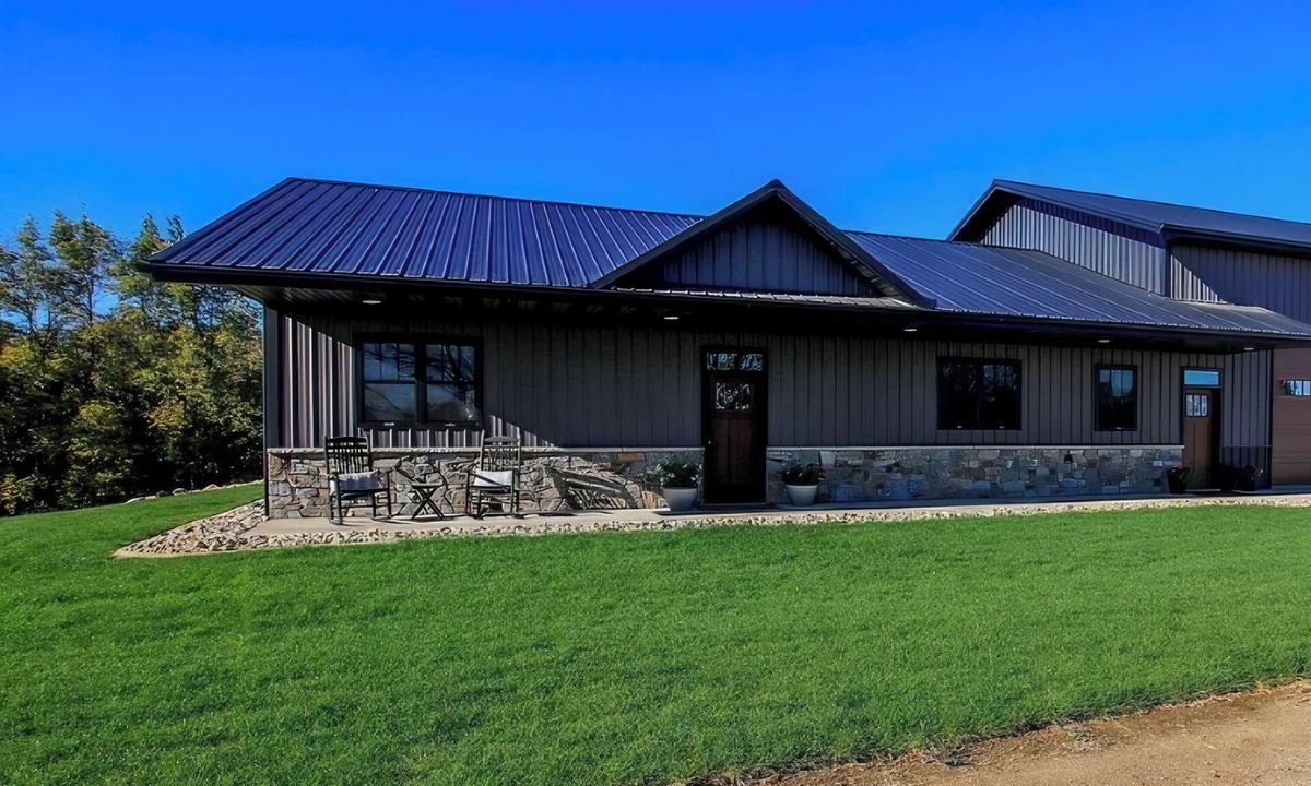 Hutchinson House | 3 bed 2 bath luxury home with river view private.