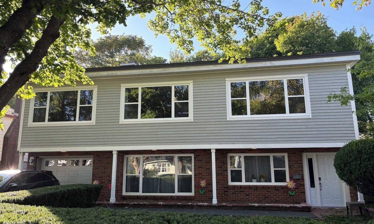 Waterford Valley House | 3 Bed 2 Bath Retro-Chic w/Bright Modern Comforts by Doligold Property Management