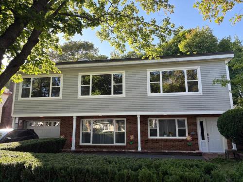 Waterford Valley House | 3 Bed 2 Bath Retro-Chic w Bright Modern Comforts