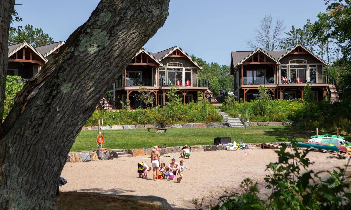 Muskoka Lakes Villa | 3 + bed 2 bath Villa on Lake Muskoka