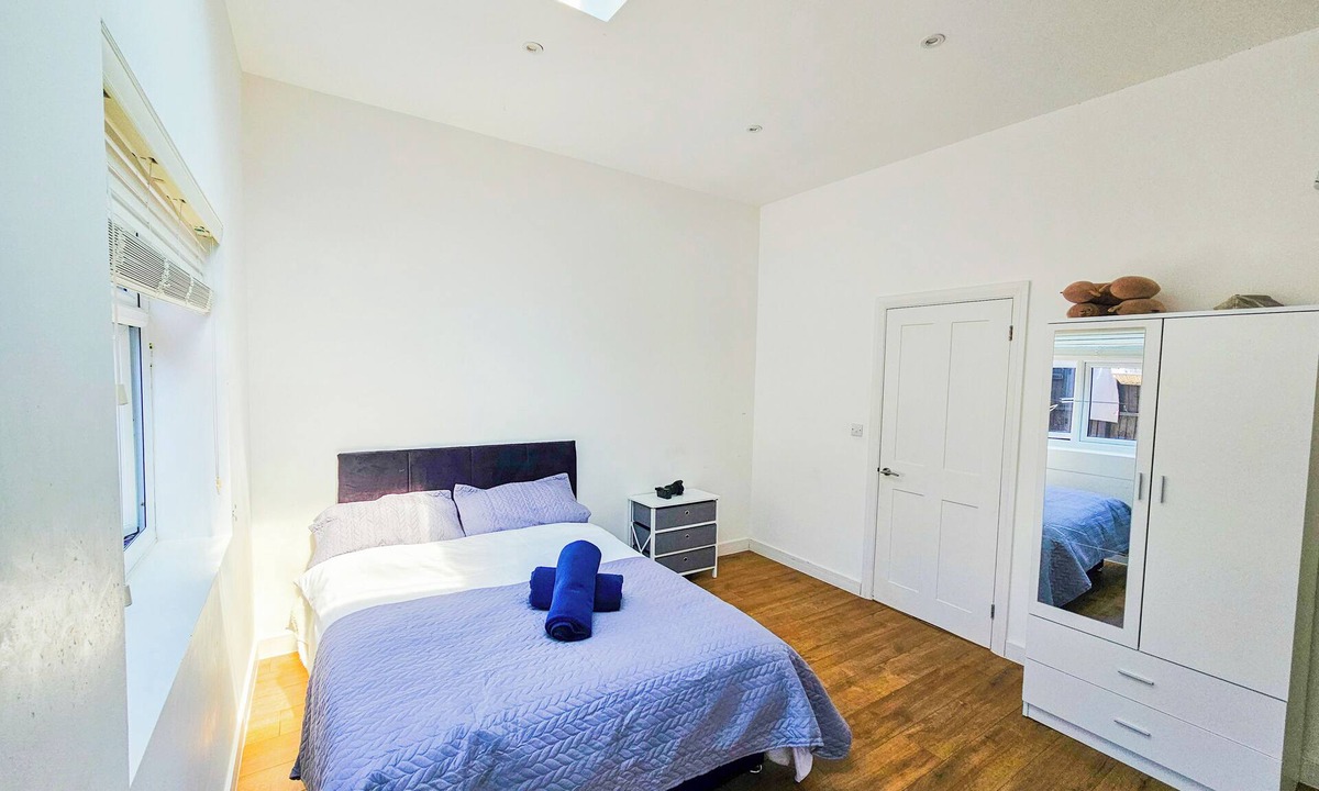 London Borough of Bromley Apartment | 3 bed/2 bath with Garden - Stunning Holiday/Contractor Accommodation
