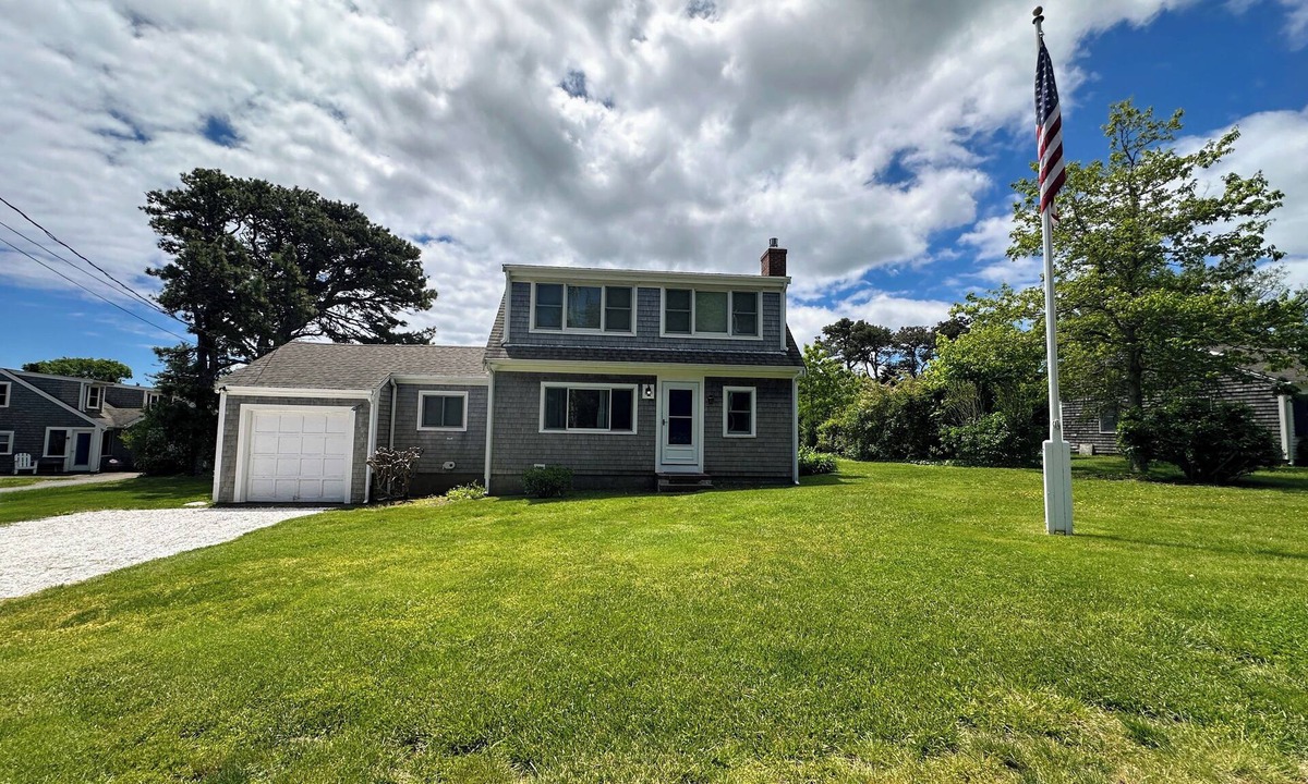 East Orleans House | 3 bed 3/10 mi to Mill Pond and Nauset Inlet
