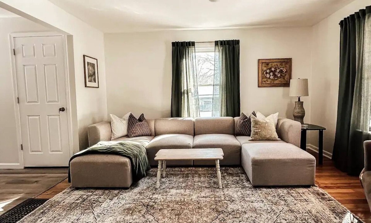 North Syracuse House | 3 Bed/3 Bath 1F/2H Cozy Village Bungalow - Centrally Located, Renovated Home
