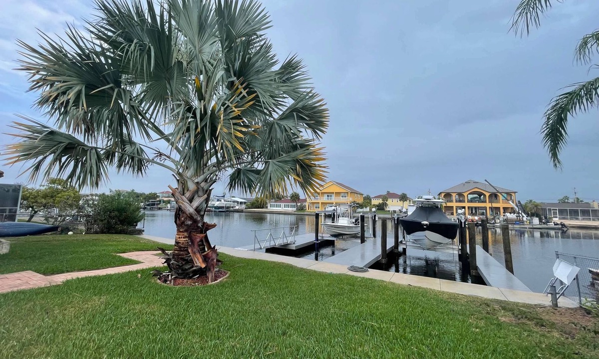 Gulf Harbors House | 3 Bed 3 Bath home with pool and dock on large quiet canal in Gulf Harbors