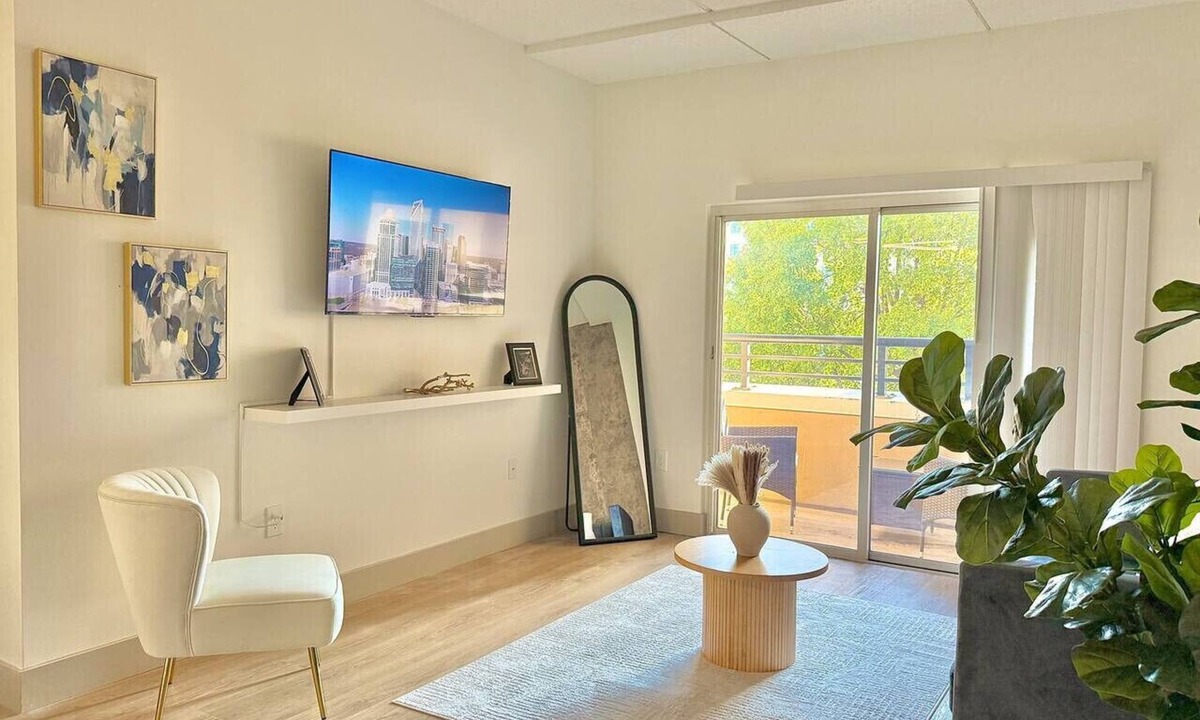 Charlotte Center City Apartment | 3 bed | 5 min BOA Stadium | Free Parking |500 Mbps